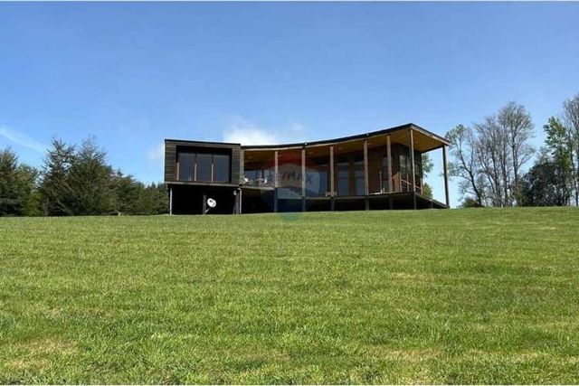Casa  alto los riscos pucon-vista al lago