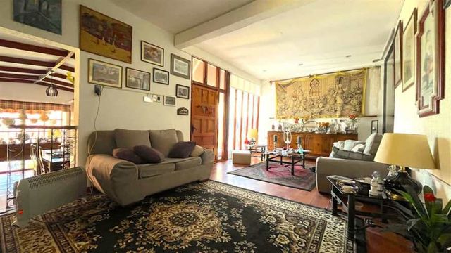 CASA A pasos de Los Dominicos, 6 dormitorios, 5 baños, en el mejor sector de Las Condes, seguridad y conectividad