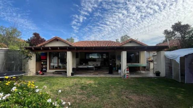 CASA En Piedra Roja encontrarás esta casa de 4 dormitorios y 4 baños, con piscina y un gra, patio, Chicureo, Colina, Santiago