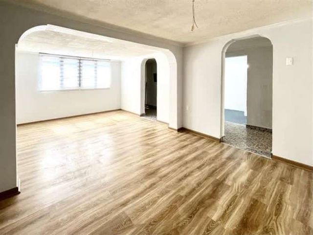 CASA AV SANTA ROSA CON AV SALESIANOS