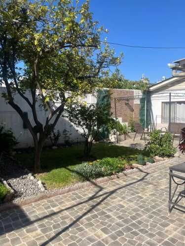 CASA ESPACIOSA, VERSÁTIL, AMPLIO TERRENO