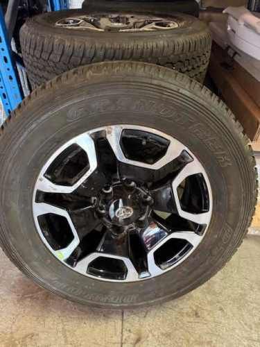 Llantas Hilux Aro 18 con neumáticos nuevos