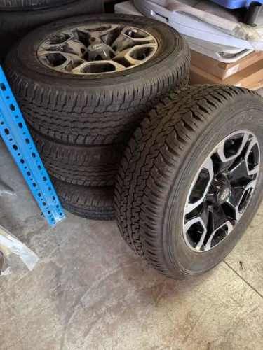 Llantas Hilux Aro 18 con neumáticos nuevos