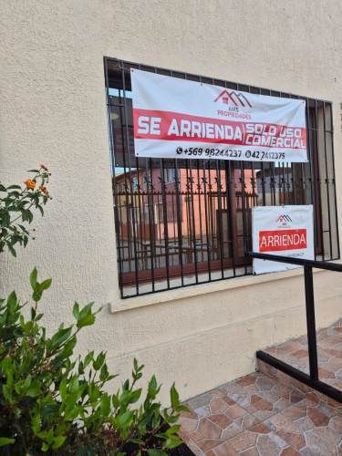 Se arrienda propiedad con sala de reuniones, oficinas, 2 baños, cocina amoblada, excelente estado de mantención