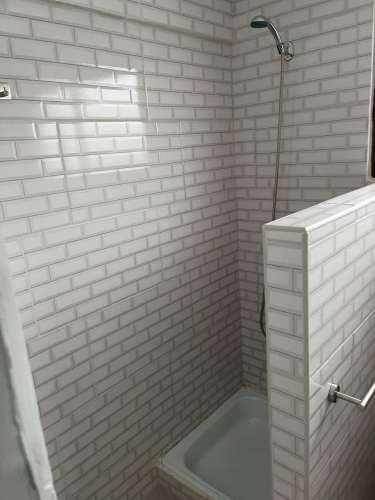 Se arrienda propiedad con sala de reuniones, oficinas, 2 baños, cocina amoblada, excelente estado de mantención