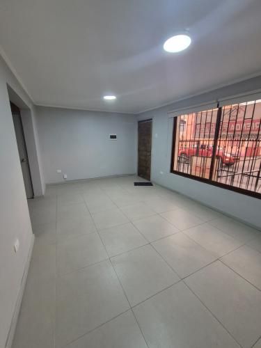 Se arrienda propiedad con sala de reuniones, oficinas, 2 baños, cocina amoblada, excelente estado de mantención