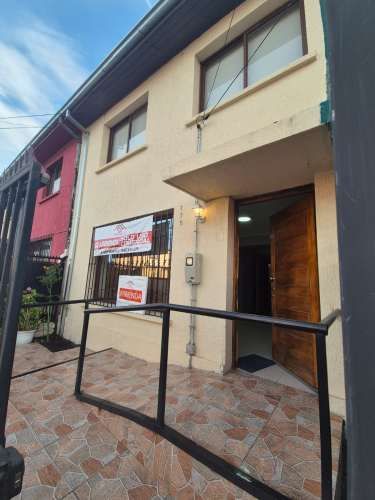 Se arrienda propiedad con sala de reuniones, oficinas, 2 baños, cocina amoblada, excelente estado de mantención