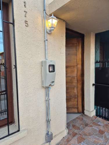 Se arrienda propiedad con sala de reuniones, oficinas, 2 baños, cocina amoblada, excelente estado de mantención