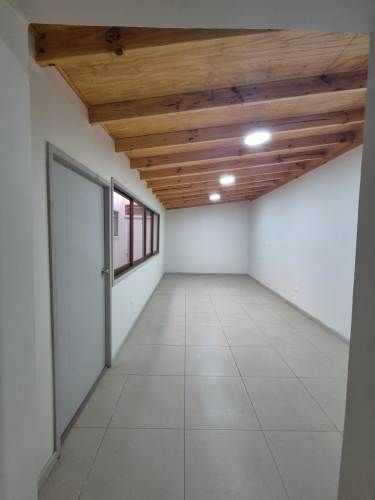 Se arrienda propiedad con sala de reuniones, oficinas, 2 baños, cocina amoblada, excelente estado de mantención
