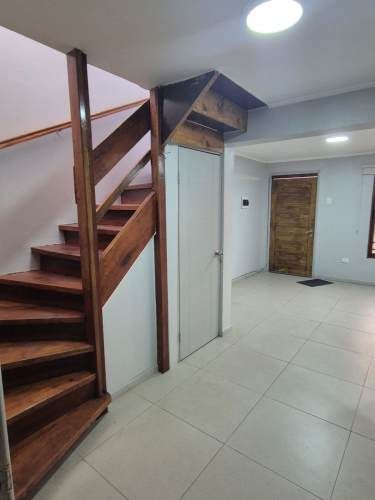 Se arrienda propiedad con sala de reuniones, oficinas, 2 baños, cocina amoblada, excelente estado de mantención