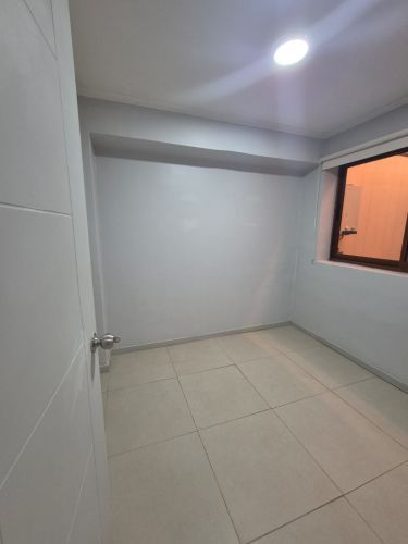 Se arrienda propiedad con sala de reuniones, oficinas, 2 baños, cocina amoblada, excelente estado de mantención