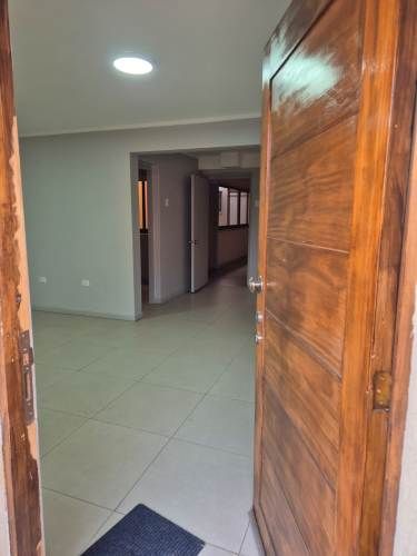 Se arrienda propiedad con sala de reuniones, oficinas, 2 baños, cocina amoblada, excelente estado de mantención