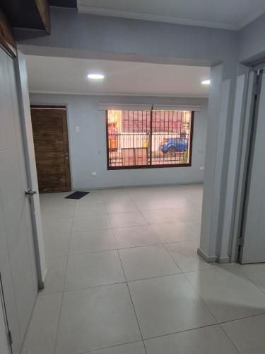 Se arrienda propiedad con sala de reuniones, oficinas, 2 baños, cocina amoblada, excelente estado de mantención