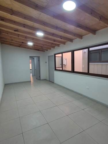 Se arrienda propiedad con sala de reuniones, oficinas, 2 baños, cocina amoblada, excelente estado de mantención