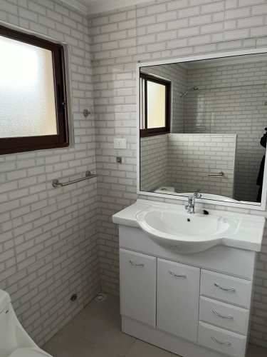 Se arrienda propiedad con sala de reuniones, oficinas, 2 baños, cocina amoblada, excelente estado de mantención