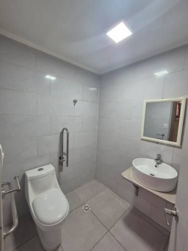 Se arrienda propiedad con sala de reuniones, oficinas, 2 baños, cocina amoblada, excelente estado de mantención