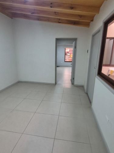 Se arrienda propiedad con sala de reuniones, oficinas, 2 baños, cocina amoblada, excelente estado de mantención