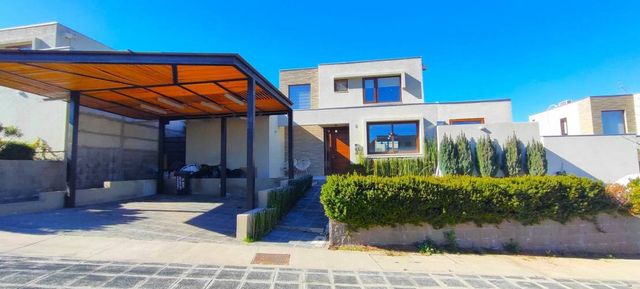 Lujosa casa 4D+3B+Extras, condom. La Florida  (126377)