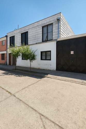 CASA MODERNA CON PISCINA Y DOS VIVIENDAS – CERRO NAVIA 230MM