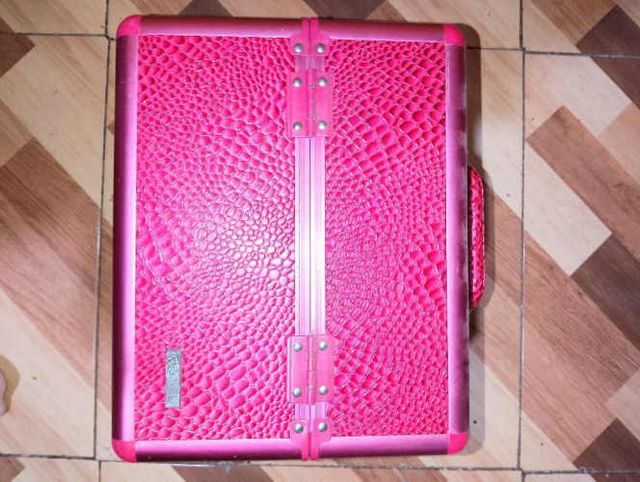 Maleta, cabeza técnica y productos de peluquería