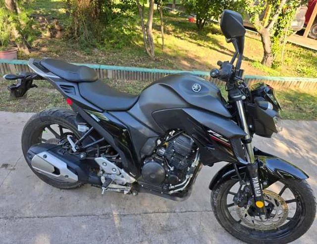 MOTO YAMAHA FZ 250