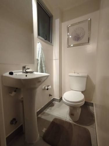 Vendo Hermosa Casa Sector Costa Laguna, Cond. San Marcos. 4doritorios 3baños 2Estacionamientos