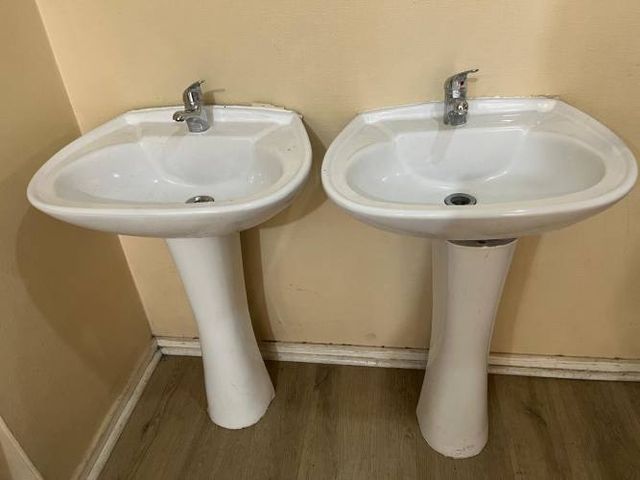 2 lavamanos usados, con pedestal, llaves y flexibles en buen estado.
