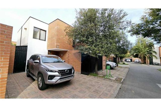 Casa 2pisos 4d+3b+2estc en huechuraba