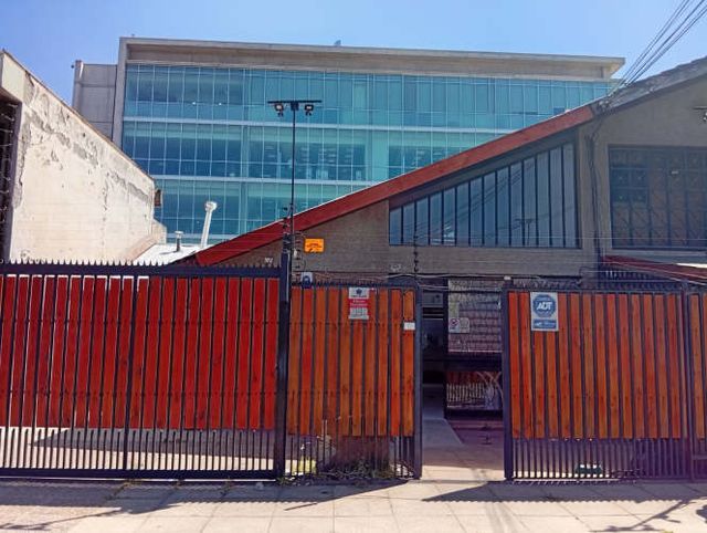 ARRIENDO CASA CON USO COMERCIAL 2D+2B METRO TRINIDAD