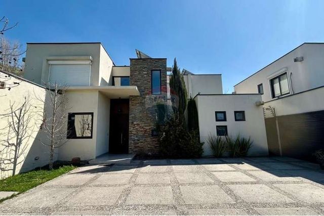 Casa espaciosa con piscina y quincho en chicureo