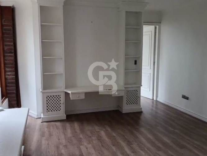 Gran Casa en Lo Barnechea, Barrio El Arrayán