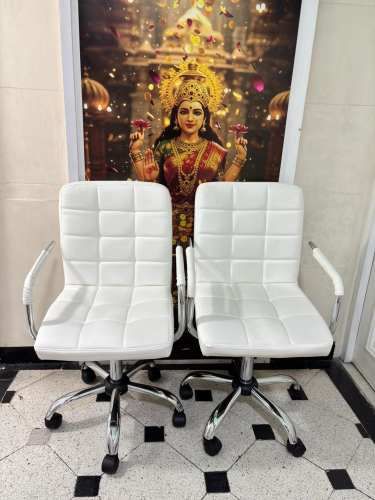 Sillas de oficina blancas (2)