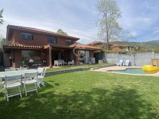 Casa ideal en Lo Barnechea: 4D+Servicio, Piscina, Terraza