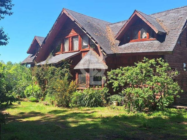 Casa rústica en parcela con árboles y vista encantadora