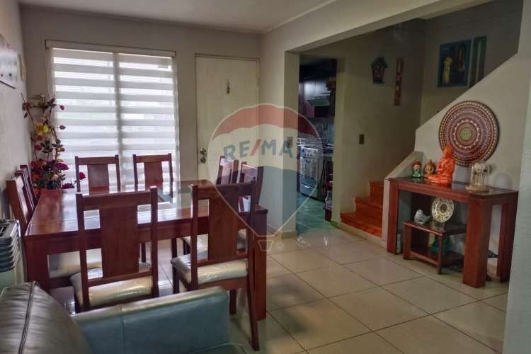 Casa 4 dormitorios, 3 baños + 3 estacionamiento.