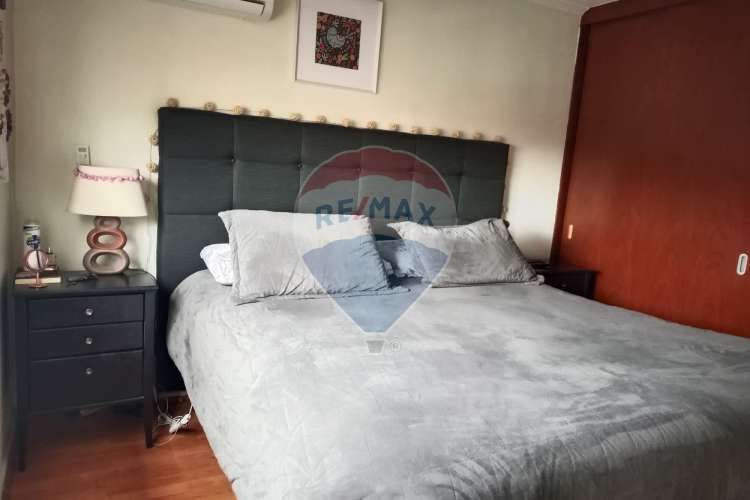 Casa 4 dormitorios, 3 baños + 3 estacionamiento.