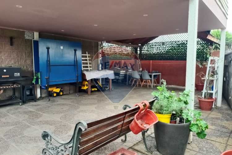 Casa 4 dormitorios, 3 baños + 3 estacionamiento.