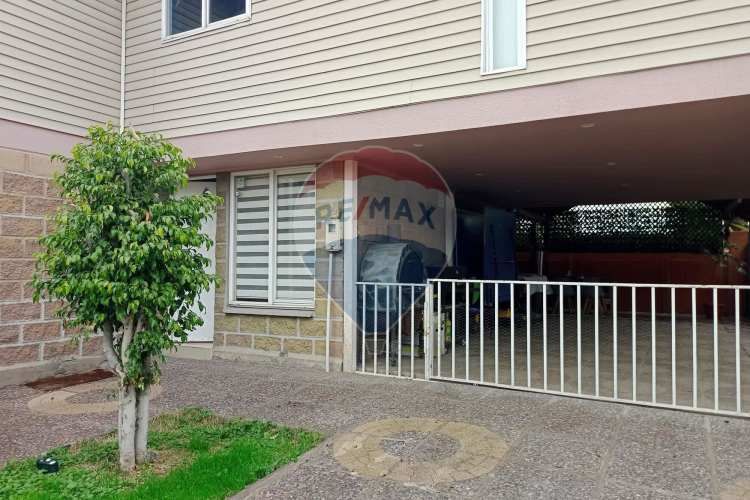 Casa 4 dormitorios, 3 baños + 3 estacionamiento.