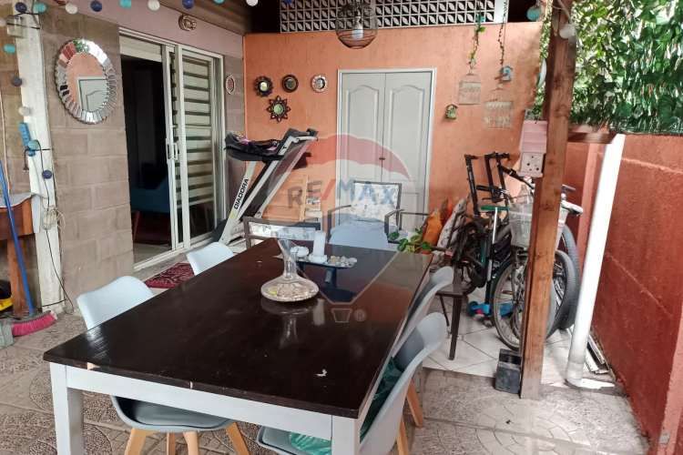 Casa 4 dormitorios, 3 baños + 3 estacionamiento.