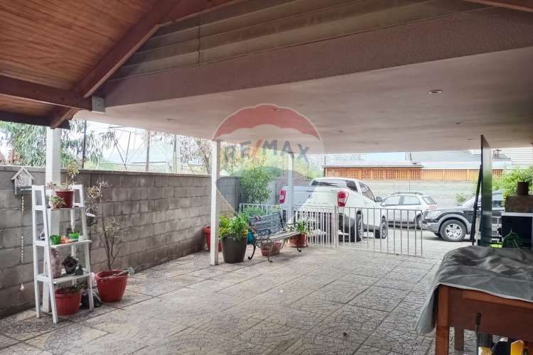 Casa 4 dormitorios, 3 baños + 3 estacionamiento.