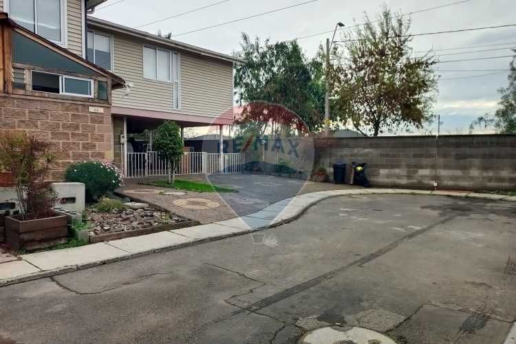 Casa 4 dormitorios, 3 baños + 3 estacionamiento.