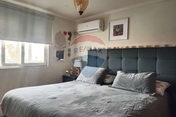 Casa 4 dormitorios, 3 baños + 3 estacionamiento.