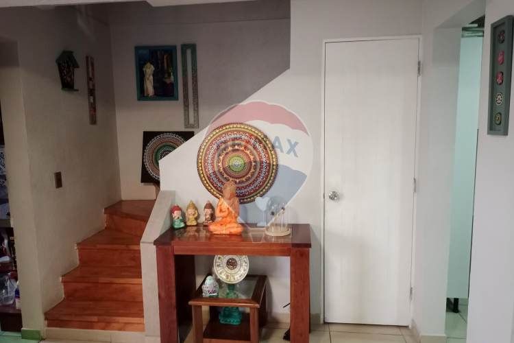 Casa 4 dormitorios, 3 baños + 3 estacionamiento.