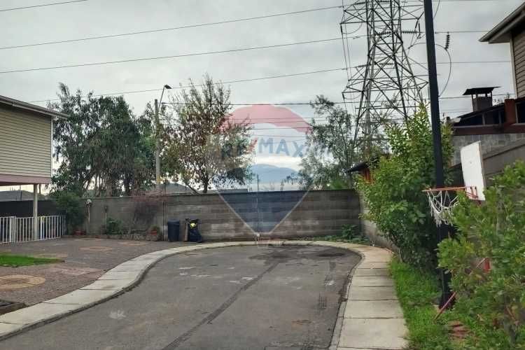 Casa 4 dormitorios, 3 baños + 3 estacionamiento.