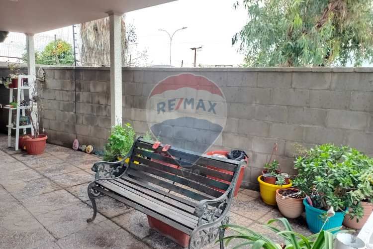 Casa 4 dormitorios, 3 baños + 3 estacionamiento.