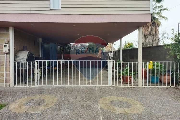 Casa 4 dormitorios, 3 baños + 3 estacionamiento.