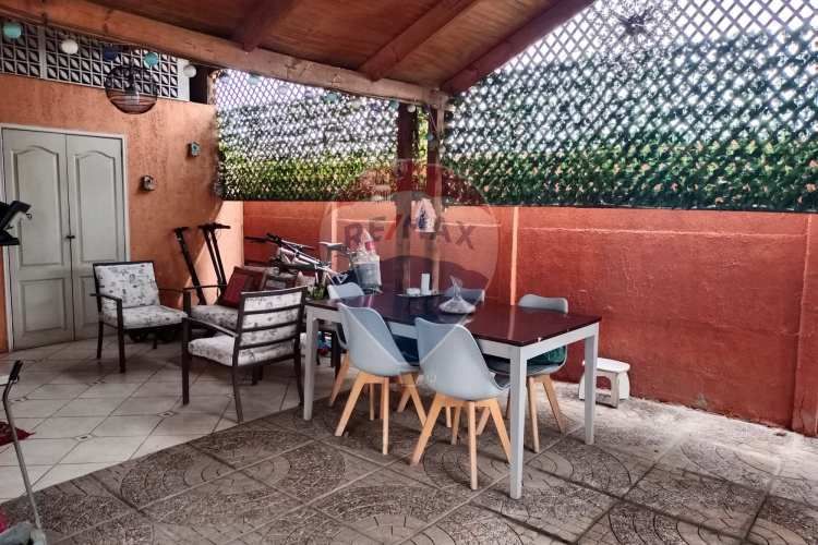 Casa 4 dormitorios, 3 baños + 3 estacionamiento.