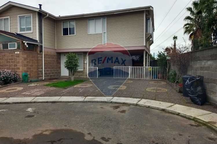 Casa 4 dormitorios, 3 baños + 3 estacionamiento.