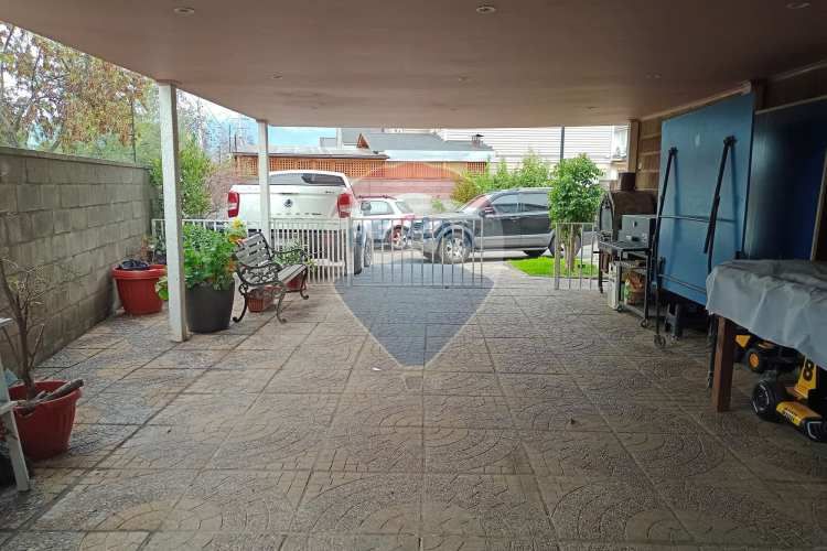 Casa 4 dormitorios, 3 baños + 3 estacionamiento.