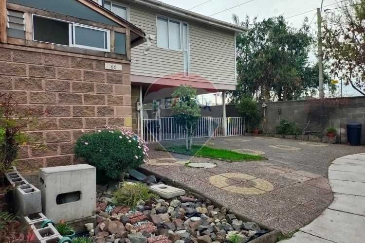 Casa 4 dormitorios, 3 baños + 3 estacionamiento.